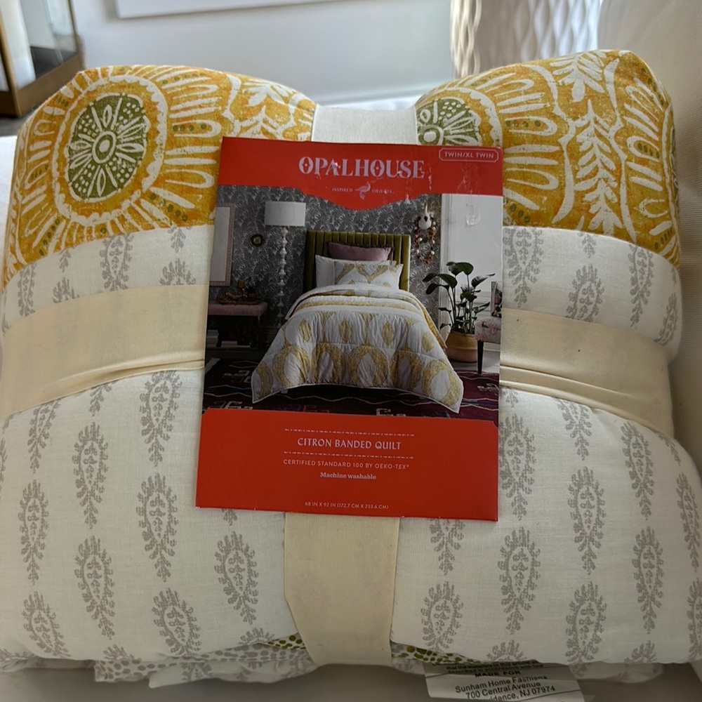 New Twin/twin XL Citron Banded Quilt by Opalhouse
